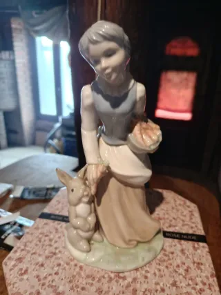 Figura Porcelana Tengra Niña Conejo