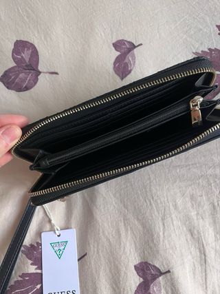 Cartera Guess negra con correa