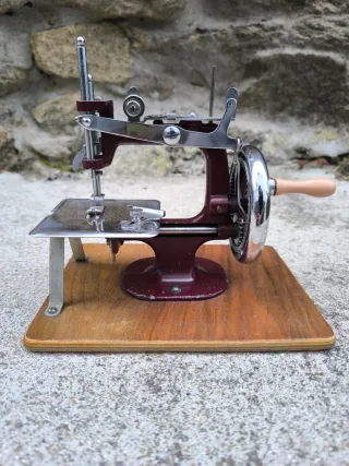 Máquina de coser antigua de viaje