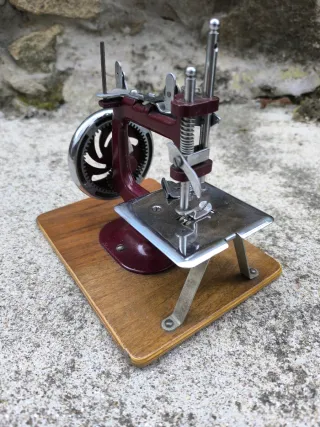 Máquina de coser antigua de viaje