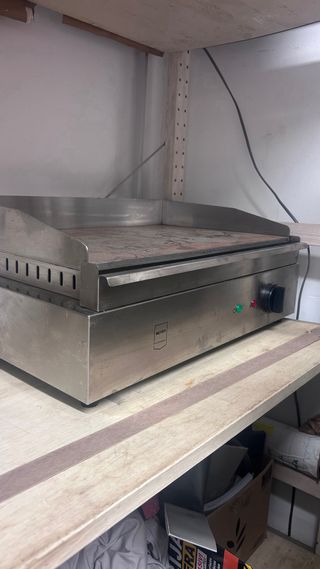 Plancha Eléctrica Metro Profesional