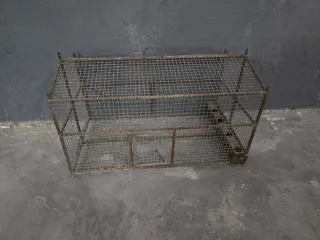 Jaula artesanal de alambre con comedero