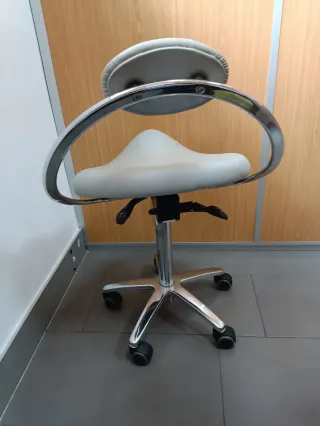Taburete ergonómico hidráulico tipo montura