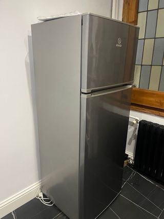 Nevera Indesit casi nueva I55TM 4110