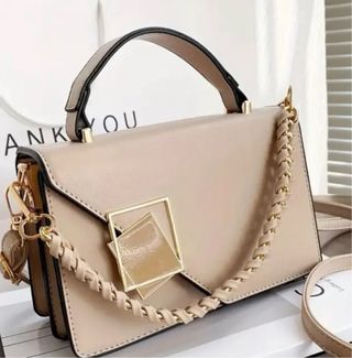 Bolso de mano beige y dorado