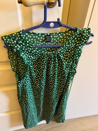 Camiseta SHEIN verde con flores blancas Talla M