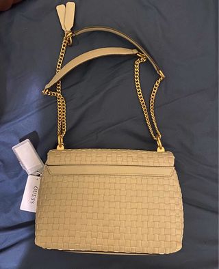 Bolso Guess Beige Trenzado Cadena Dorada