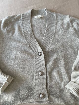 Jersey beige con botones perla