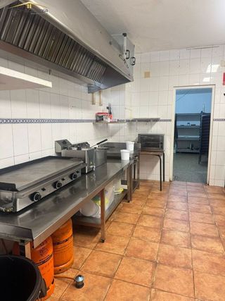 Local comercial en alquiler en Carranque - Haza Cuevas en Málaga