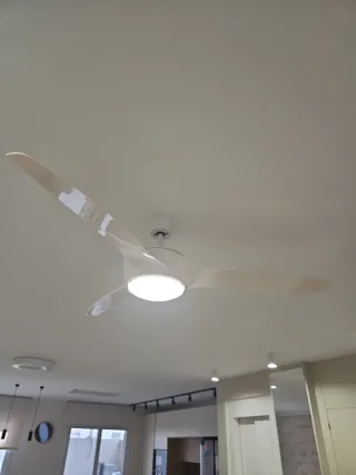 Ventilador de techo beige y blanco