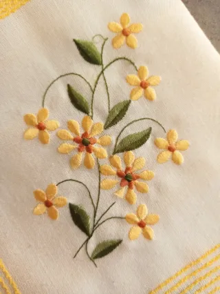 Tovaglietta da tè con fiori gialli