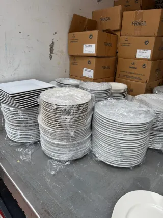 Cubertería completa de metal y cerámica