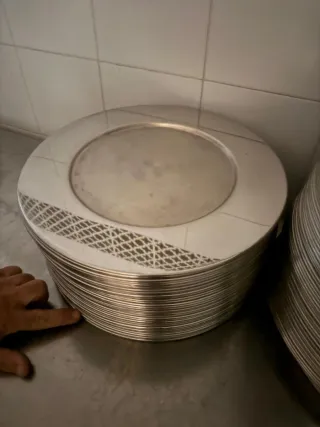 Cubertería completa de metal y cerámica