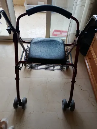 Andador con asiento y cesta