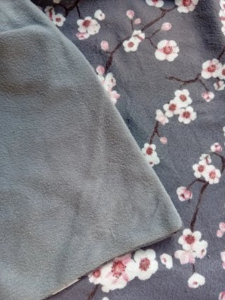 Sciarpa  scialle con fiori grigio e rosa