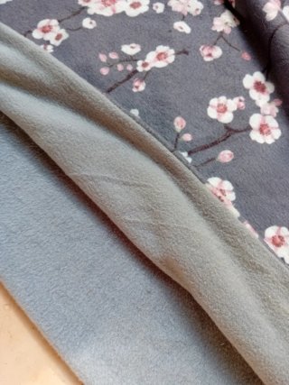 Sciarpa  scialle con fiori grigio e rosa