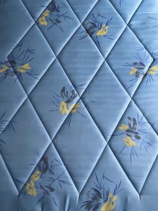 Colchón individual azul con estampado floral