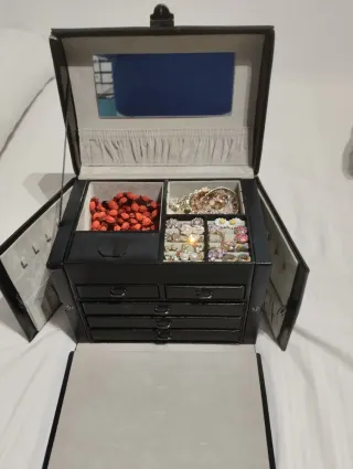 Joyero negro con cosas dentro