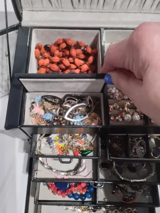 Joyero negro con cosas dentro