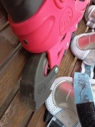 Patines en línea Powerslide rosas con protectores.