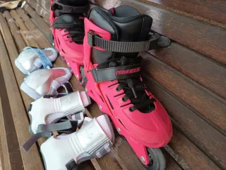 Patines en línea Powerslide rosas con protectores.