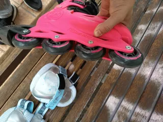 Patines en línea Powerslide rosas con protectores.