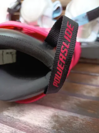 Patines en línea Powerslide rosas con protectores.
