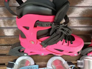Patines en línea Powerslide rosas con protectores.