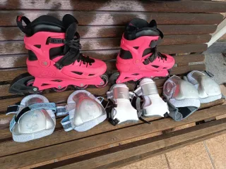Patines en línea Powerslide rosas con protectores.