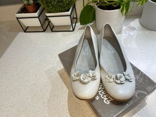 Zapatos Bambi comunión beige flores