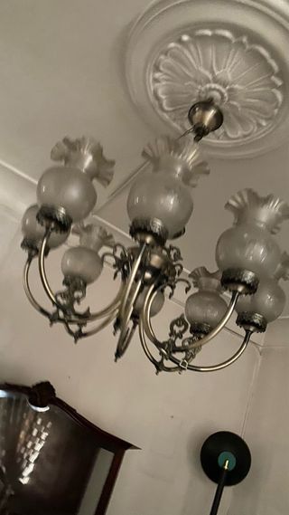 Lámpara de techo plateada y transparente