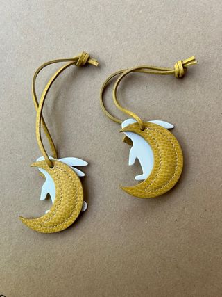 2 Llaveros Hour Passion Conejo Luna Cuero