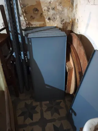 Estantería metálica gris