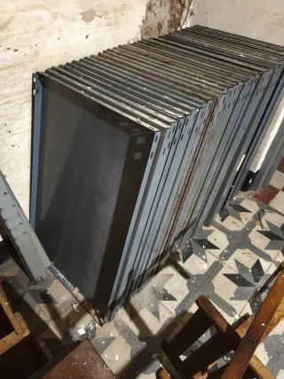 Estantería metálica gris