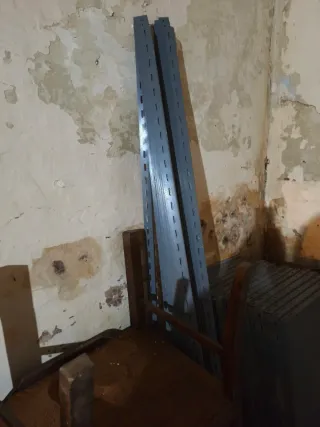 Estantería metálica gris