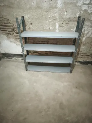Estantería metálica gris