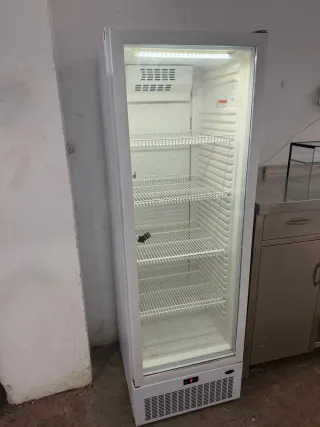 Nevera expositora vertical blanca