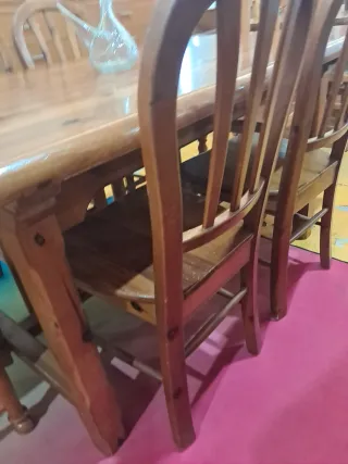 Mesa de madera con 4 sillas