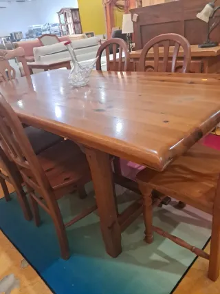 Mesa de madera con 4 sillas