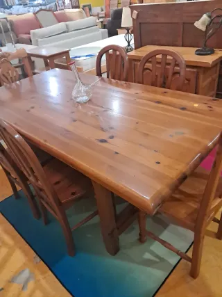 Mesa de madera con 4 sillas