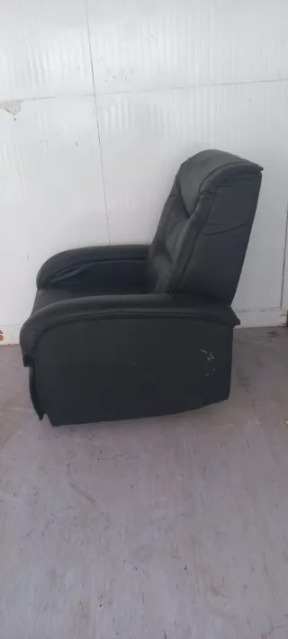 Sillón reclinable de cuero negro