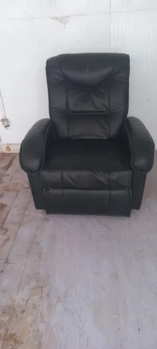 Sillón reclinable de cuero negro