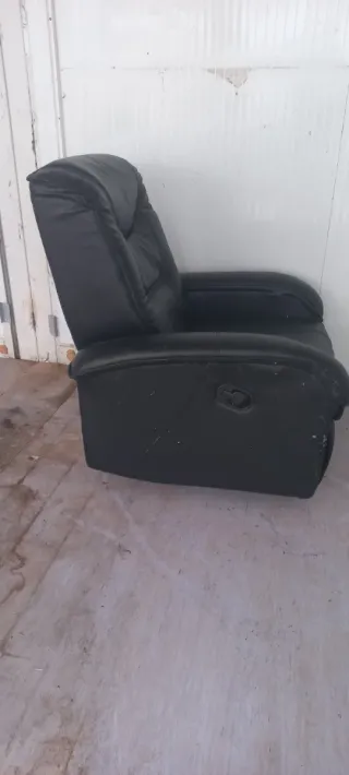 Sillón reclinable de cuero negro