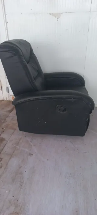 Sillón reclinable de cuero negro