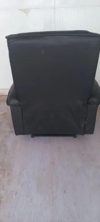 Sillón reclinable de cuero negro