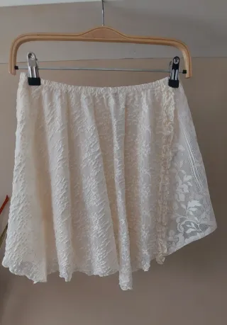 Falda Zara encaje blanco roto