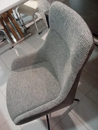 Silla giratoria tapizada gris