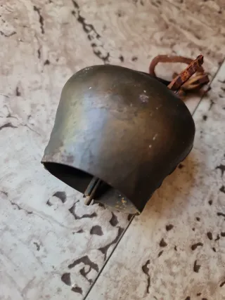 Cencerro de metal antiguo