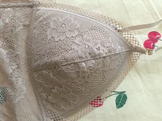 Bralette in pizzo nude, taglia 3B/3C