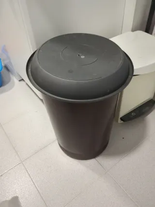 Cubo basura con tapa